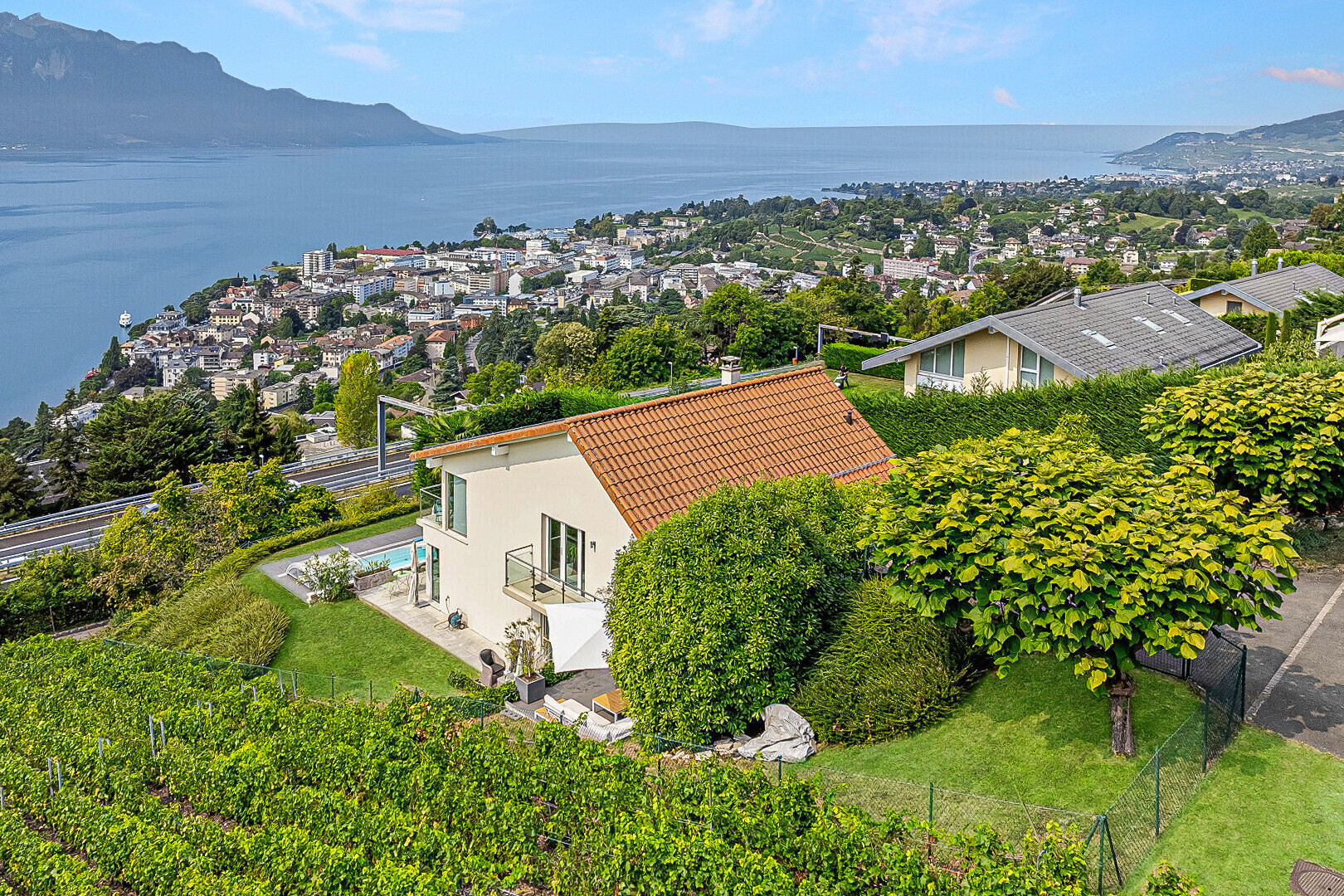 façade avec clôture, terrasse, bardage en stuc, day time, et vue sur la montagne