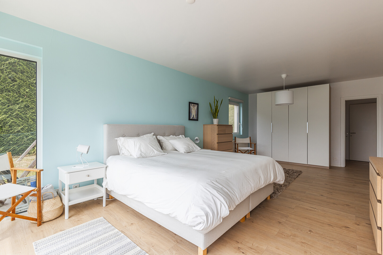 chambre avec sol en finition bois, wood finish floor, cloison sèche, drywall, et inside property