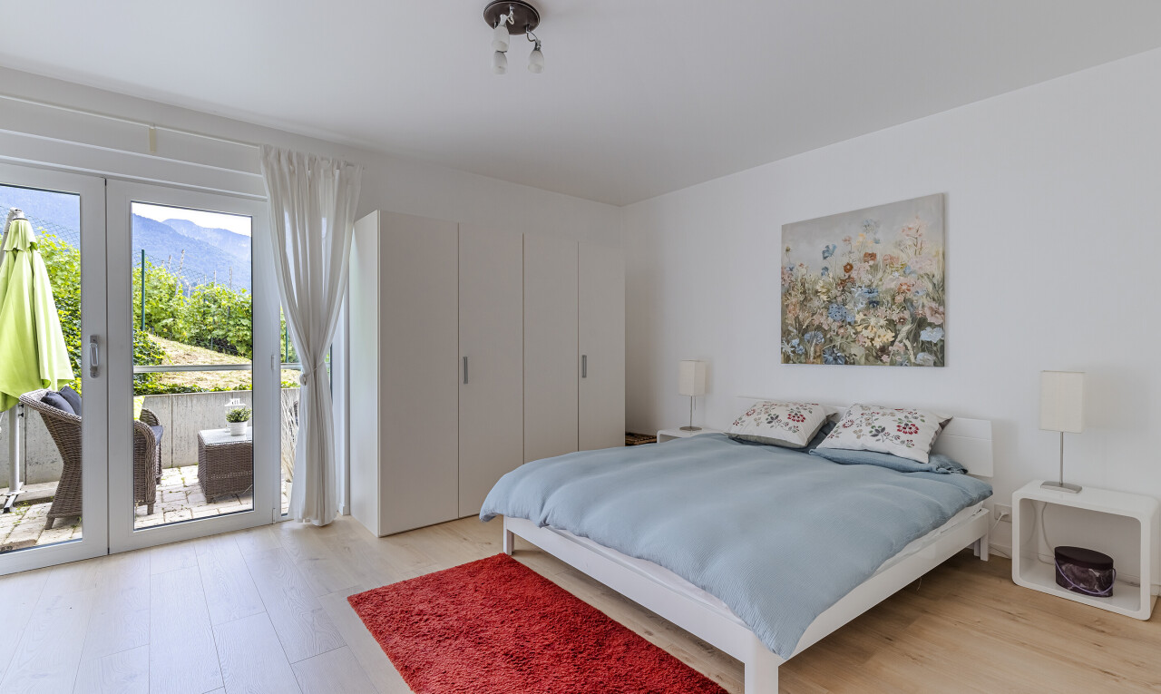 chambre avec lumière naturelle, natural light, inside property, sol en finition bois, et wood finish floor