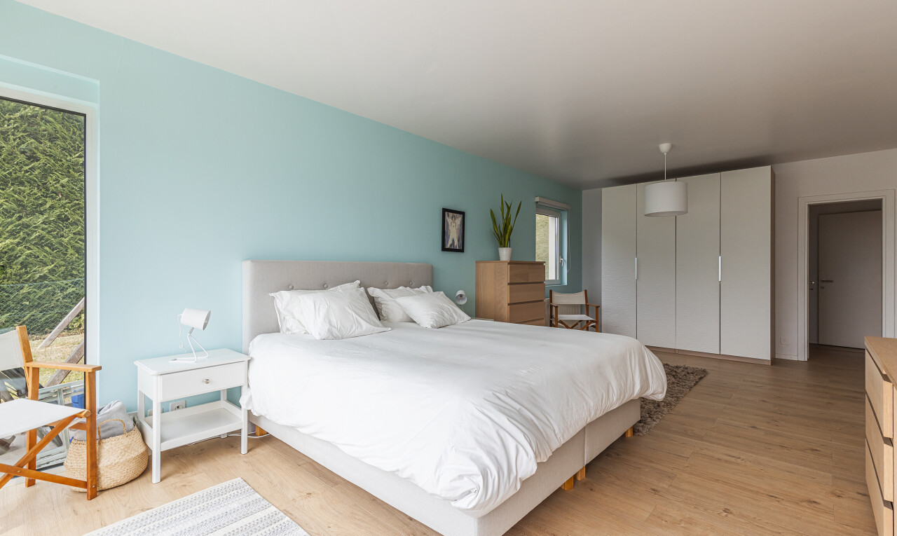 zimmer / schlafzimmer mit holzfußboden, wood finish floor, gipskartonwand, drywall, und inside property