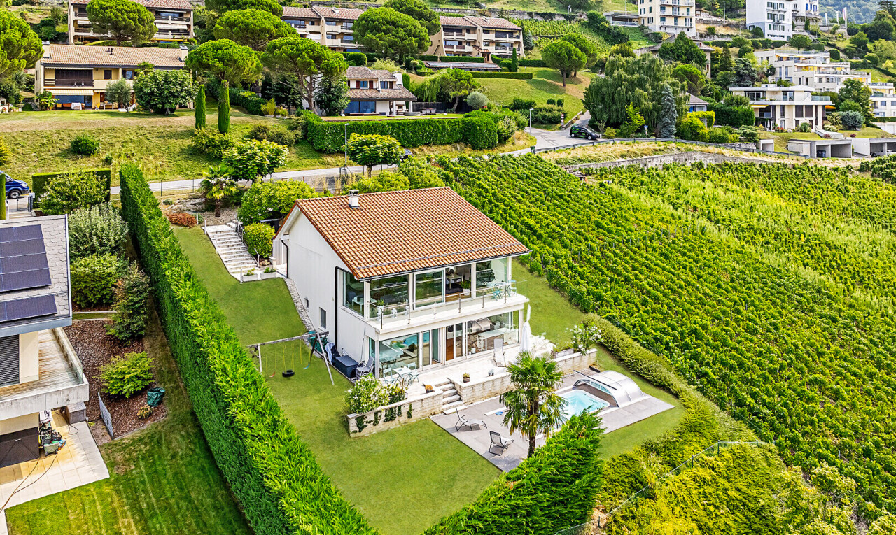 außenansicht mit terrasse, zaun, rasen, whirlpool, und orchard / agricultural view