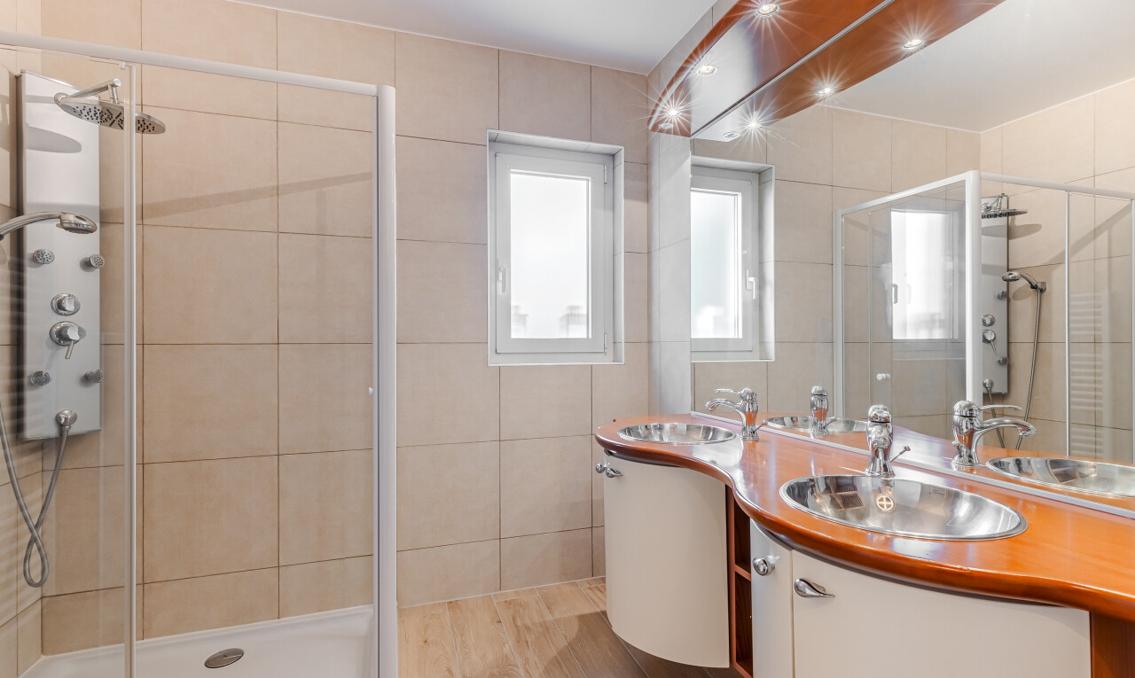 salle de bains avec lavabo (ou coiffeuse selon le contexte), miroir, tile shower, salle de bain complète, et tile wall