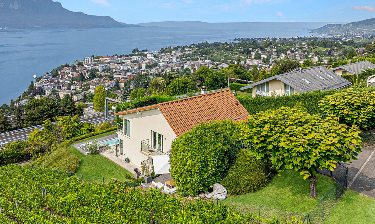 façade avec clôture, terrasse, bardage en stuc, day time, et vue sur la montagne