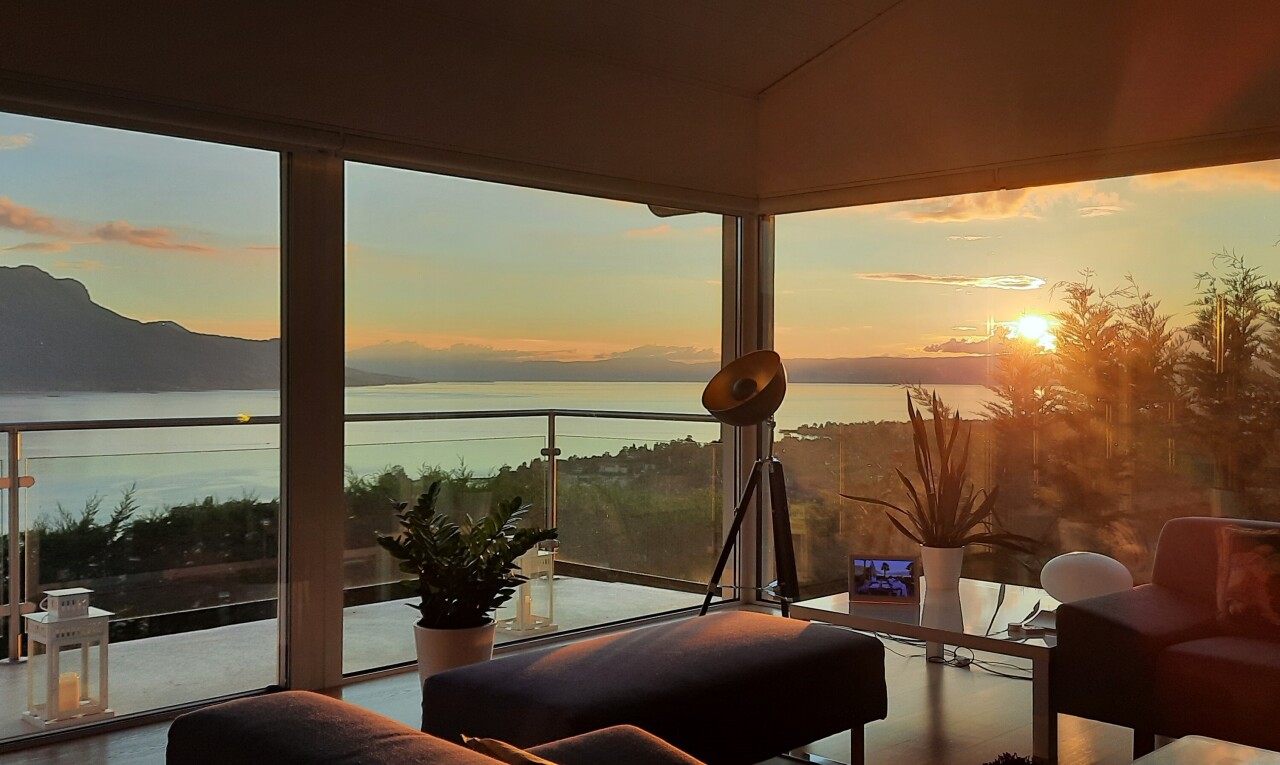 balcon avec dusk, inside property, water view, et vue sur l'eau