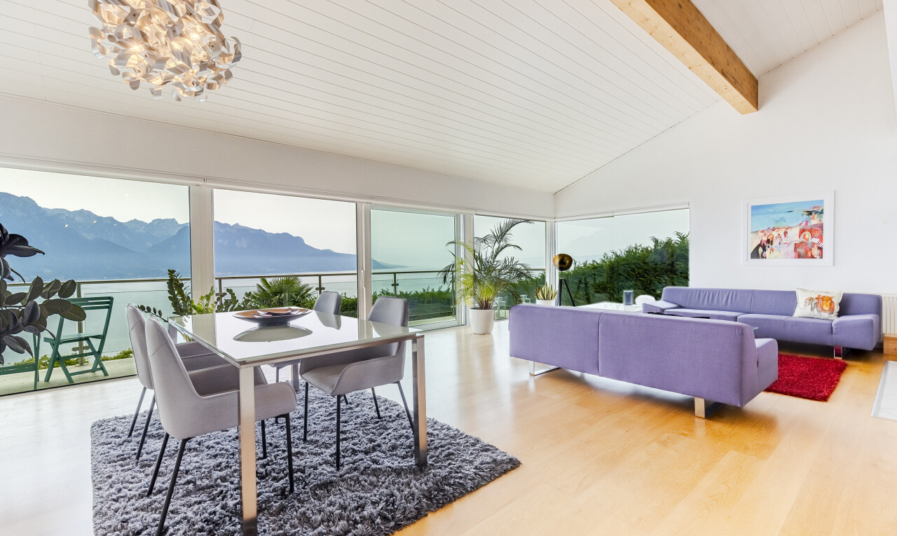 salon / salle à manger avec plafond voûté, vaulted ceiling, lumière naturelle, natural light, et plafond à poutres