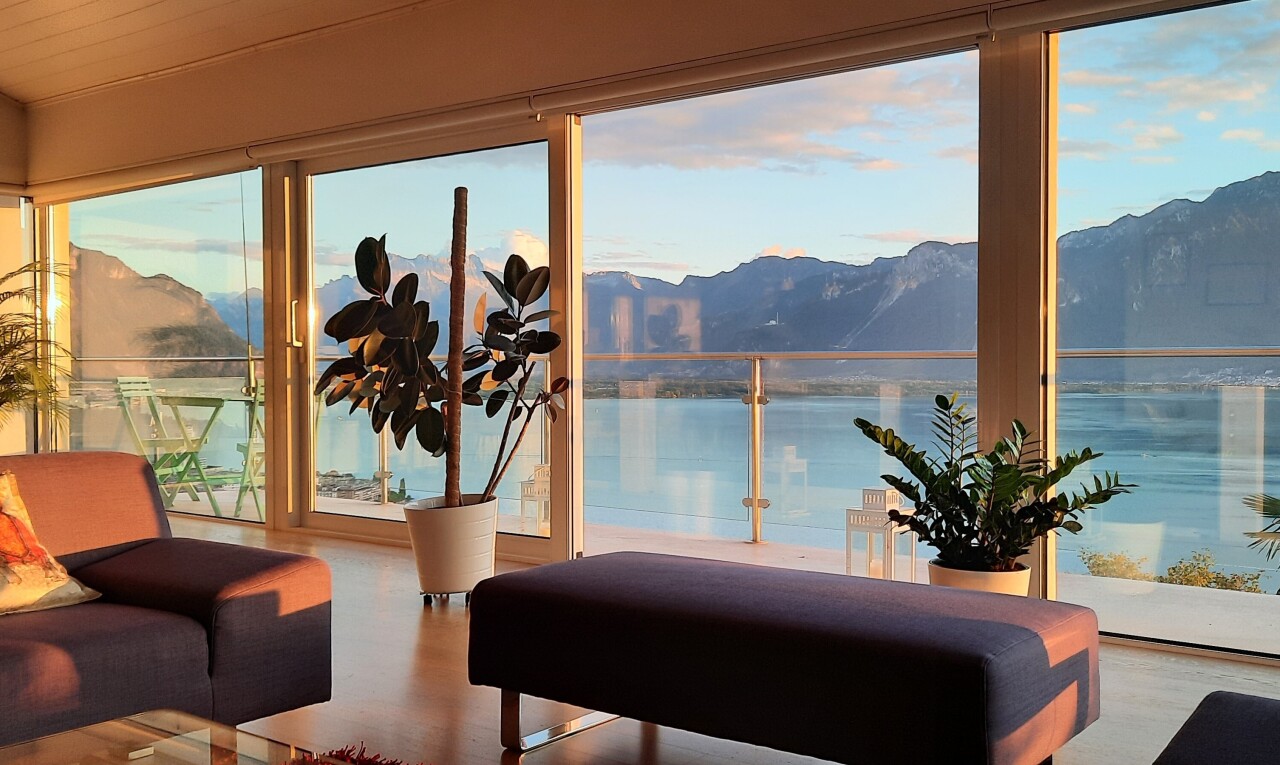 wohnzimmer mit blick auf die berge, mountain view, inside community, natürliches licht, und natural light