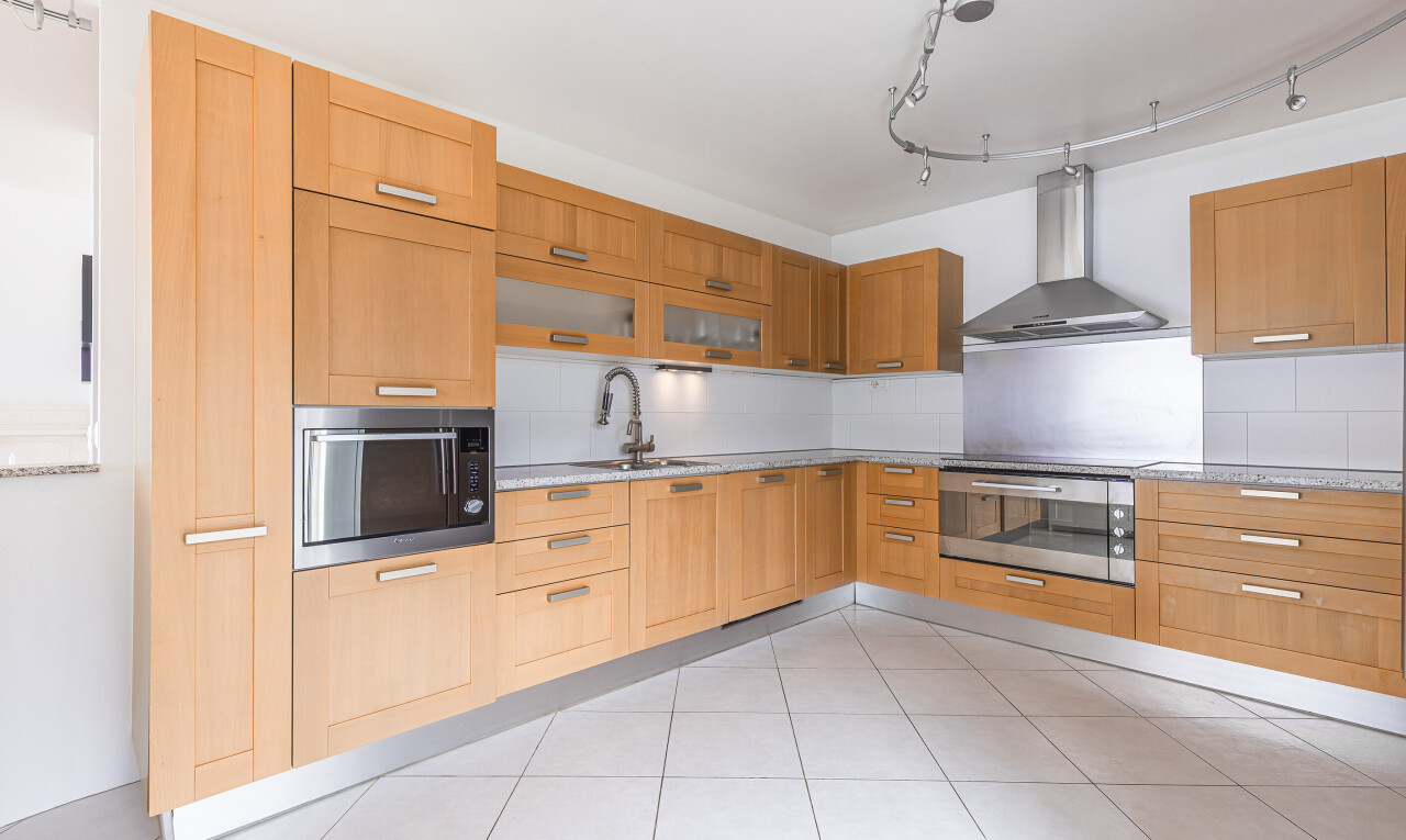 küche mit dunstabzugshaube, ofen, tile floor, fliesenboden, und inside property