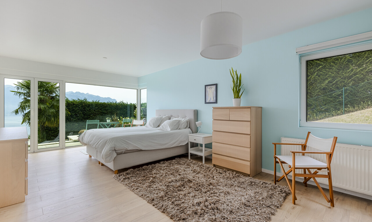 zimmer / schlafzimmer mit gipskartonwand, drywall, inside property, natürliches licht, und natural light