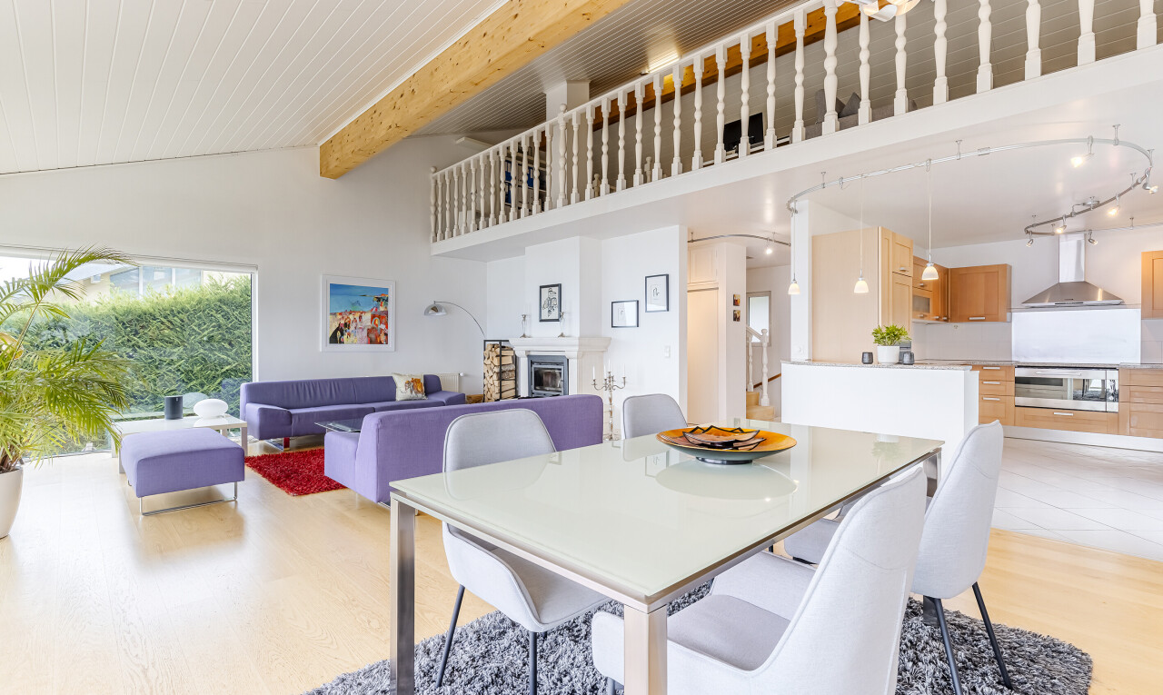 salon / salle à manger avec virtually staged, inside property, sol en finition bois, wood finish floor, et cloison sèche