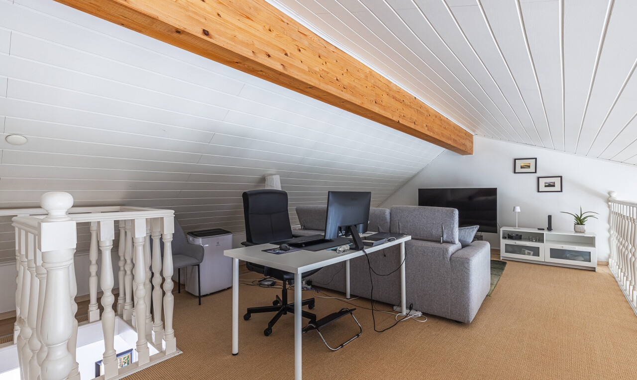 bureau avec inside property, beamed ceiling, plafond à poutres, carpet, et moquette