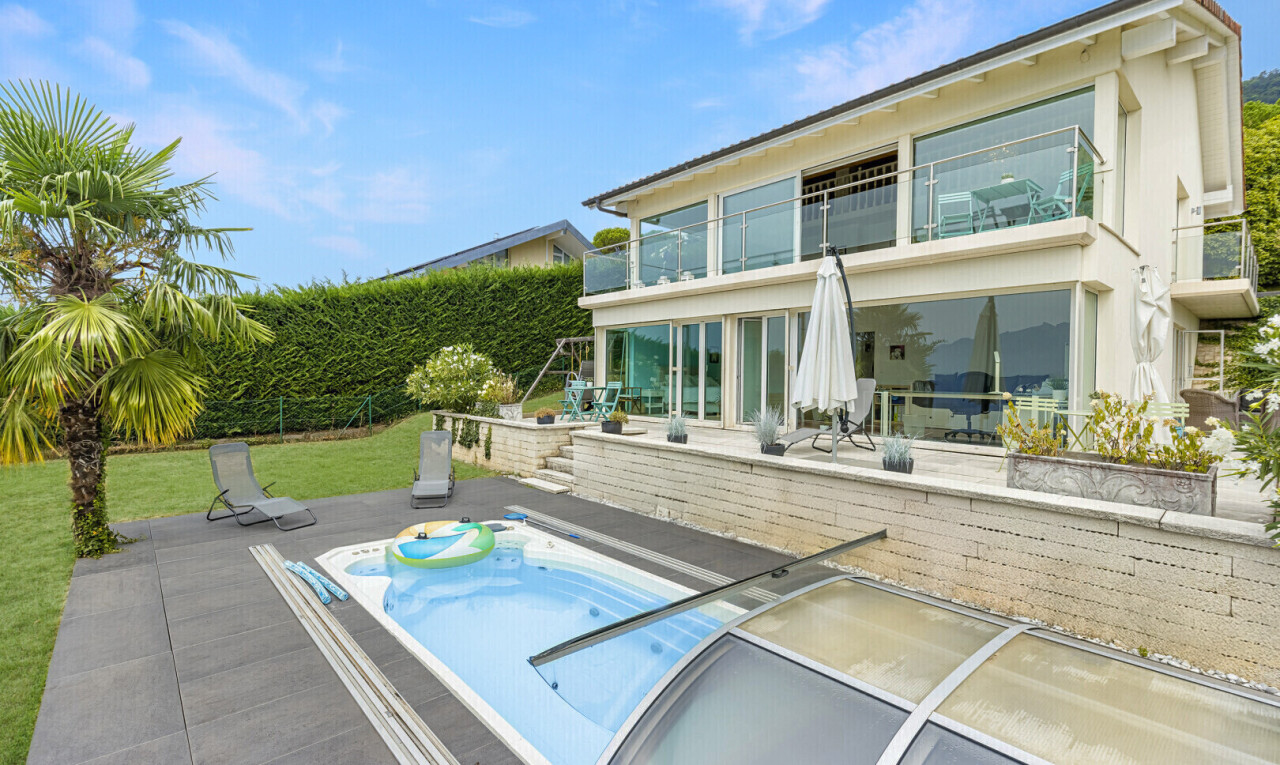 schwimmbad mit terrasse, day time, rasen, balkon, und property visible