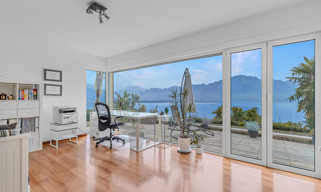 bureau avec inside property, wood finish floor, sol en finition bois, mountain view, et vue sur la montagne