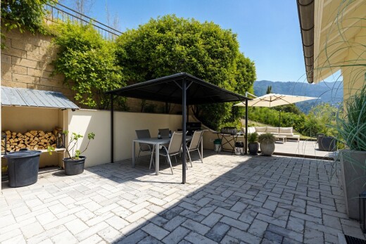 terrasse avec terrasse, coin repas extérieur, day time, espace de vie extérieur, et vue sur la montagne