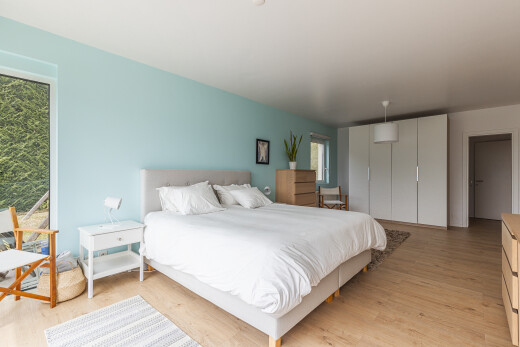chambre avec sol en finition bois, wood finish floor, cloison sèche, drywall, et inside property