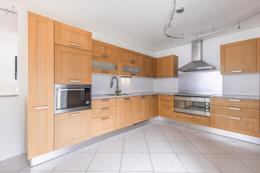 cuisine avec hotte, four, tile floor, sol en carrelage, et inside property