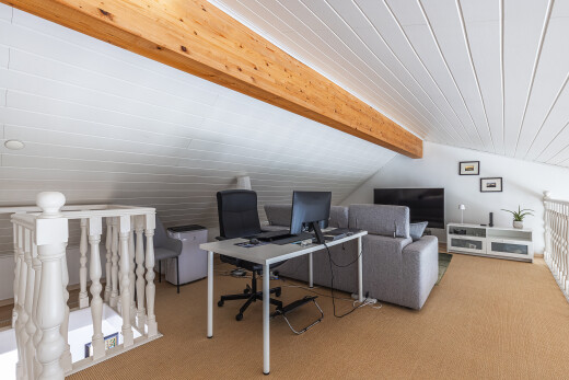 bureau avec inside property, beamed ceiling, plafond à poutres, carpet, et moquette
