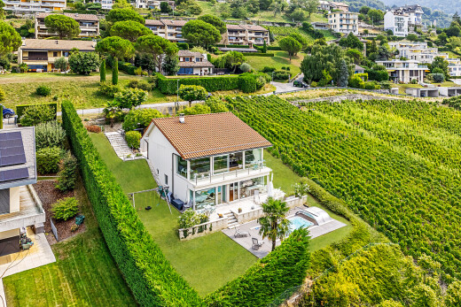 façade avec terrasse, clôture, pelouse, bain à remous, et orchard / agricultural view