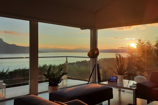 balcon avec dusk, inside property, water view, et vue sur l'eau