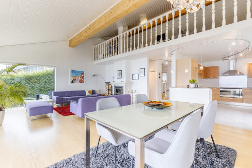 salon / salle à manger avec virtually staged, inside property, sol en finition bois, wood finish floor, et cloison sèche