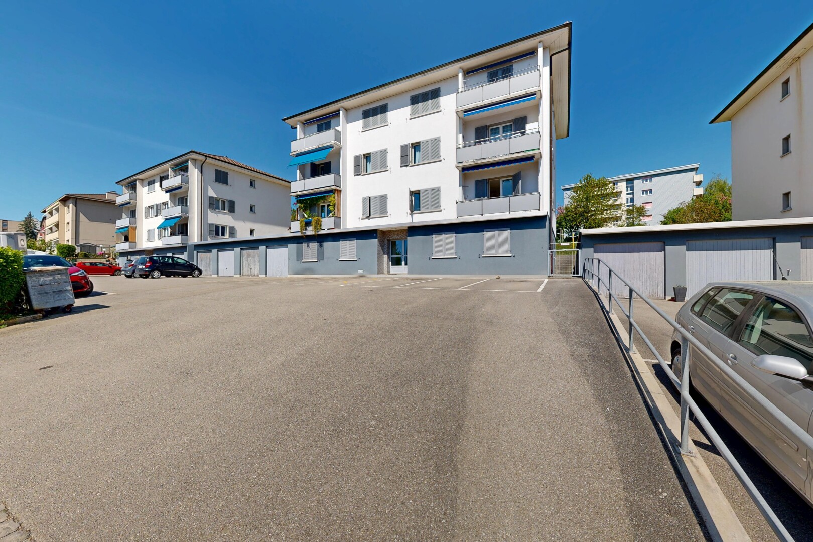 extérieur du bâtiment avec day time, parking, apartment complex view, et vue sur le complexe d'appartements