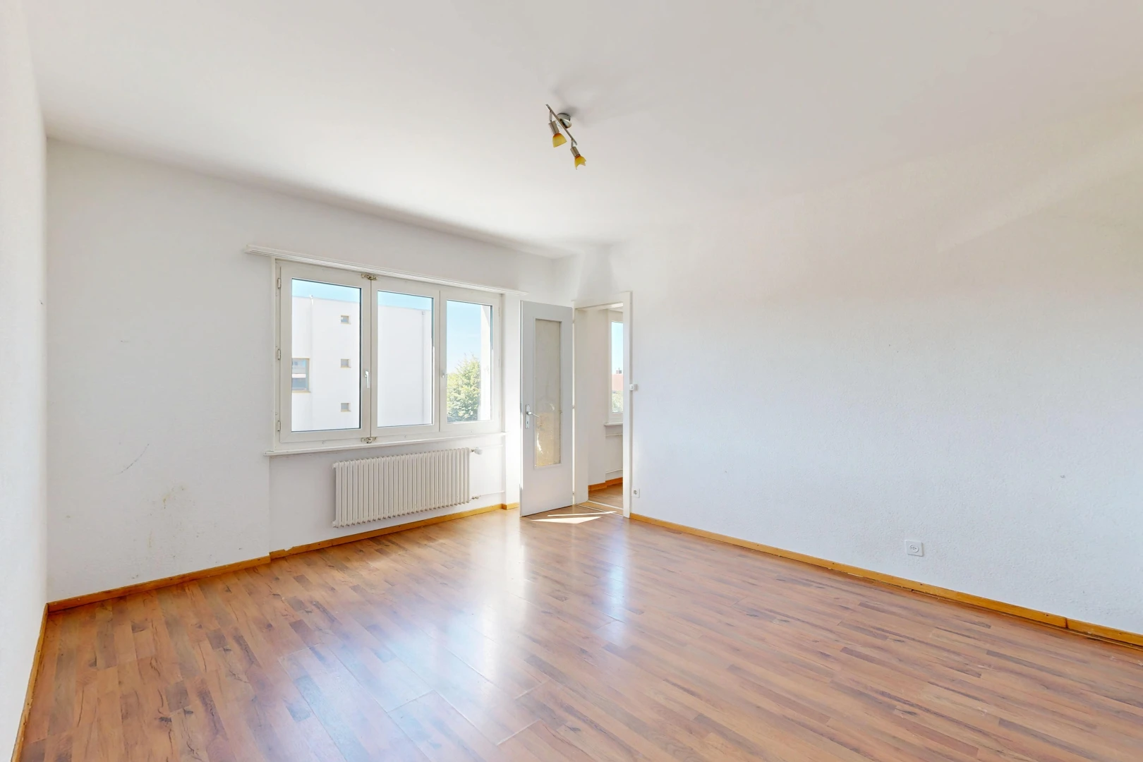 pièce vide avec radiateur, drywall, cloison sèche, baseboards wall, et plinthes murales
