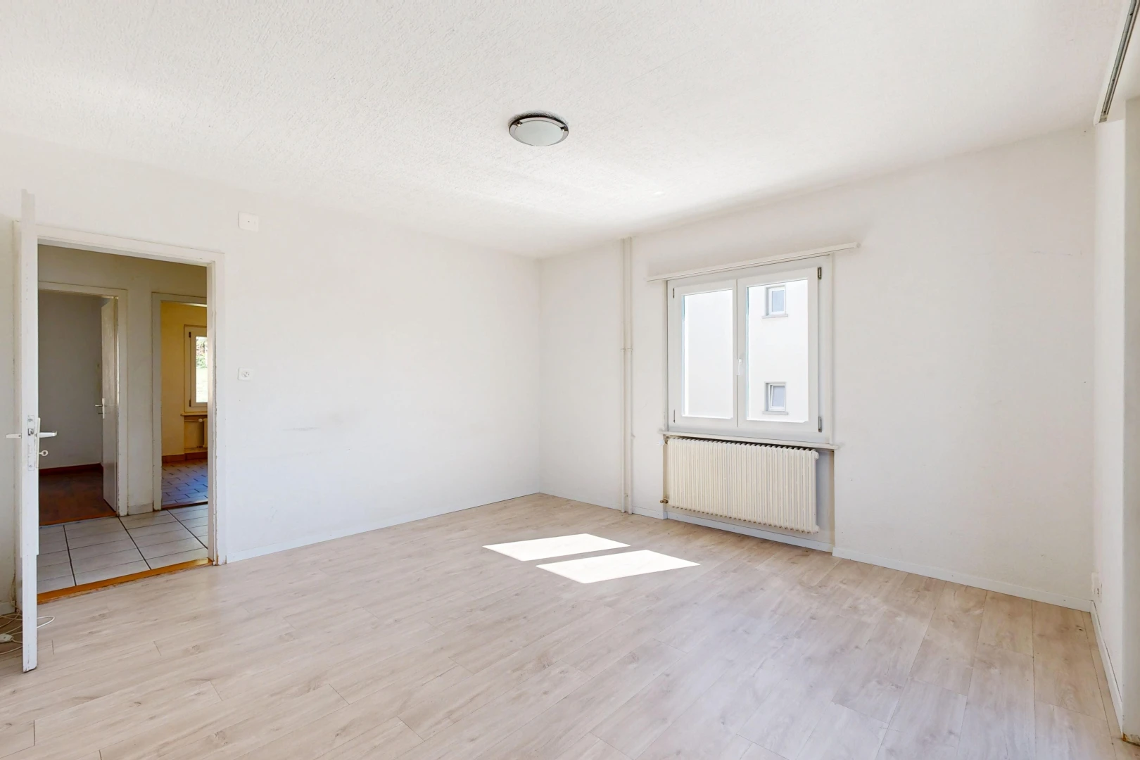 pièce vide avec radiateur, drywall, cloison sèche, inside property, et wood finish floor