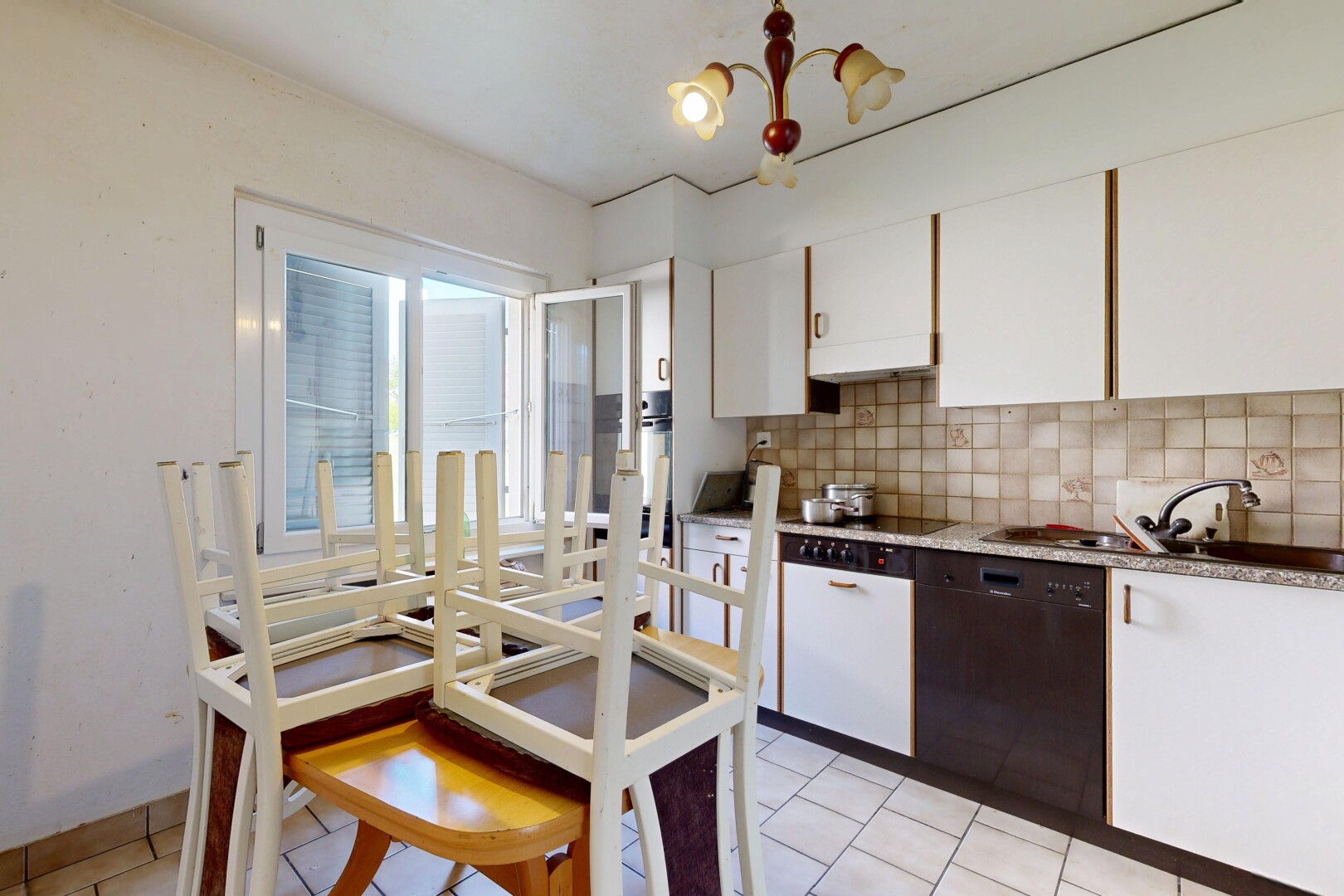 cuisine avec armoires blanches, white cabinets, two tone kitchen, light floor, et cloison sèche