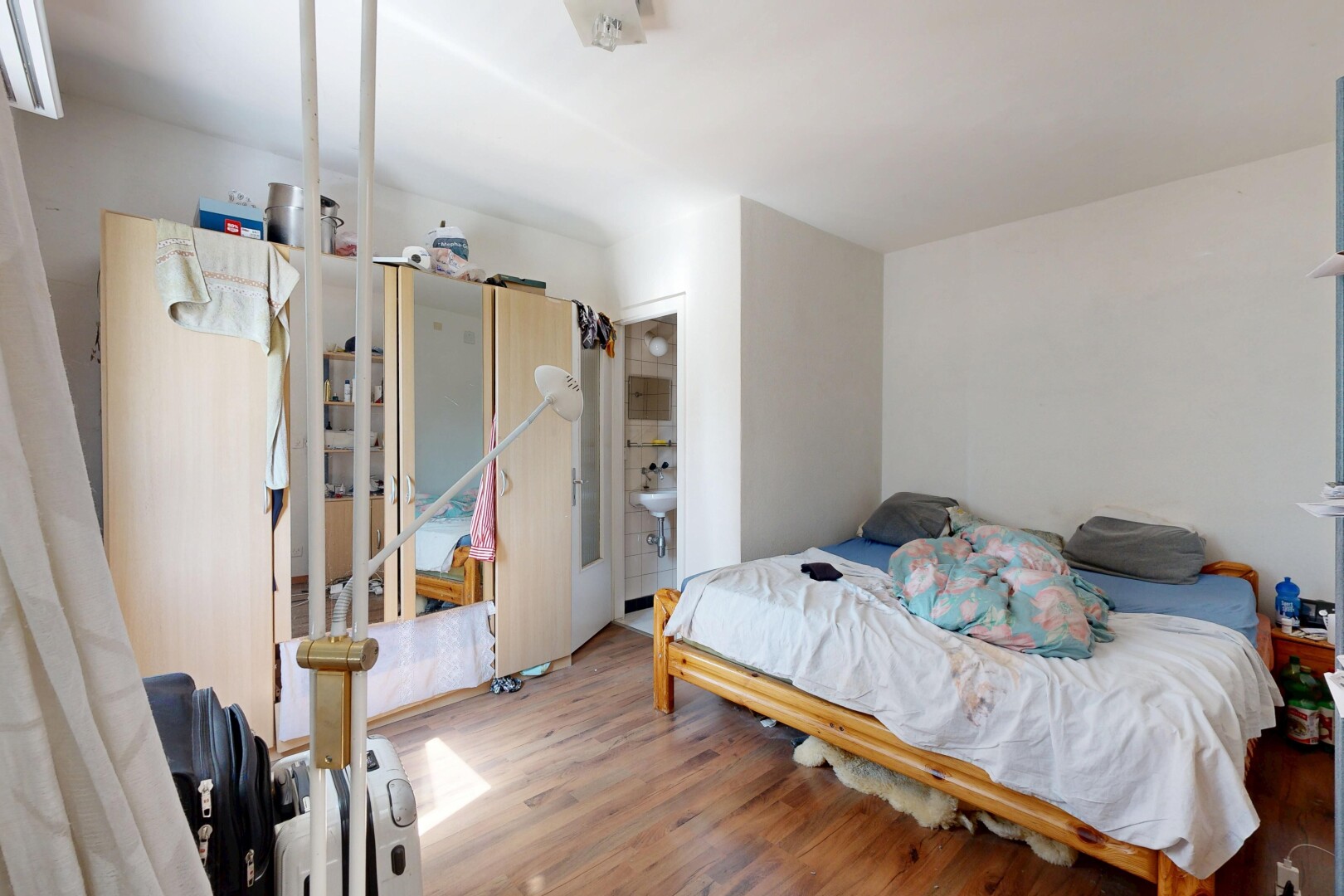 chambre avec inside property, sol en finition bois, wood finish floor, cloison sèche, et drywall