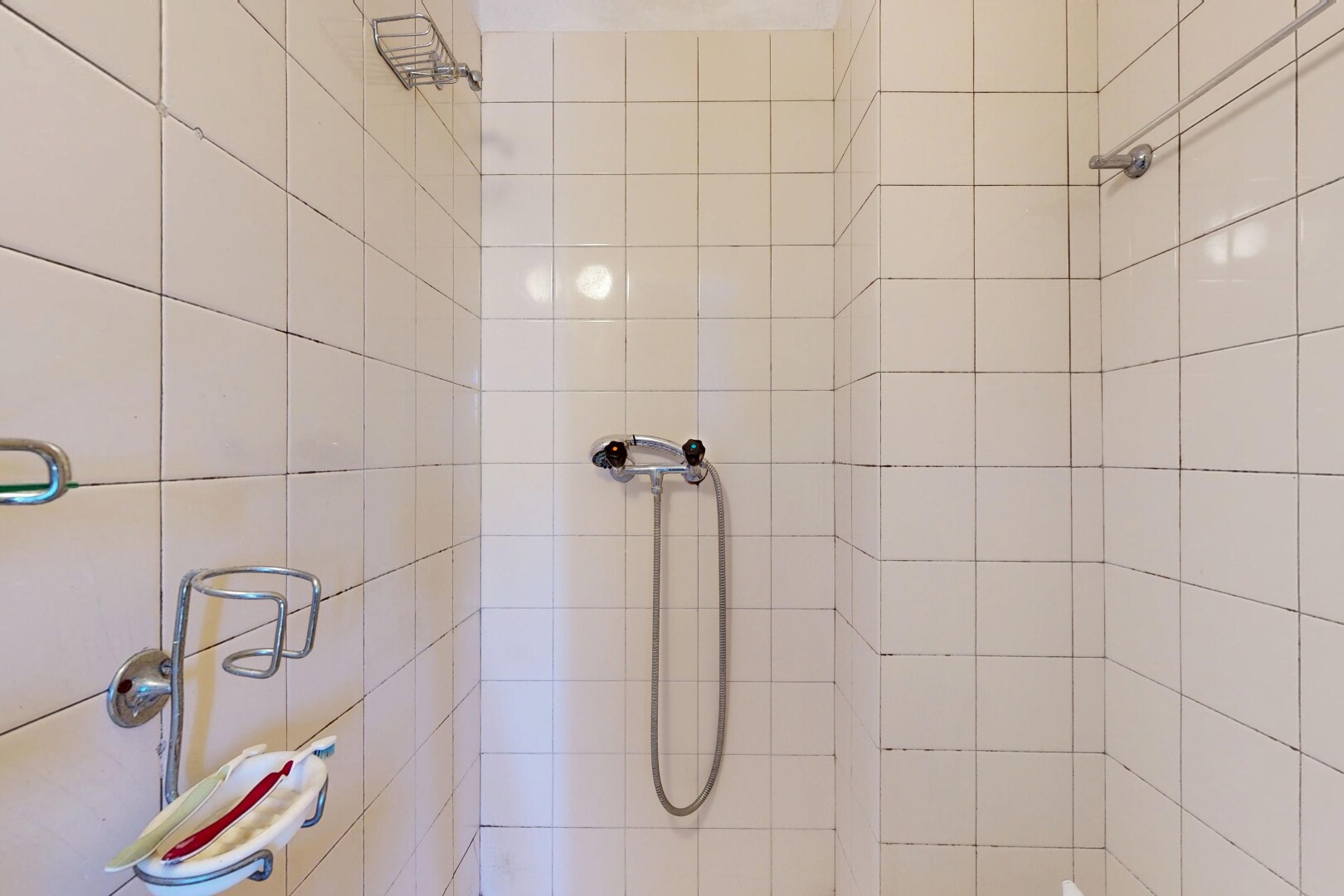 salle de bains avec douche, salle de bain complète, et inside property