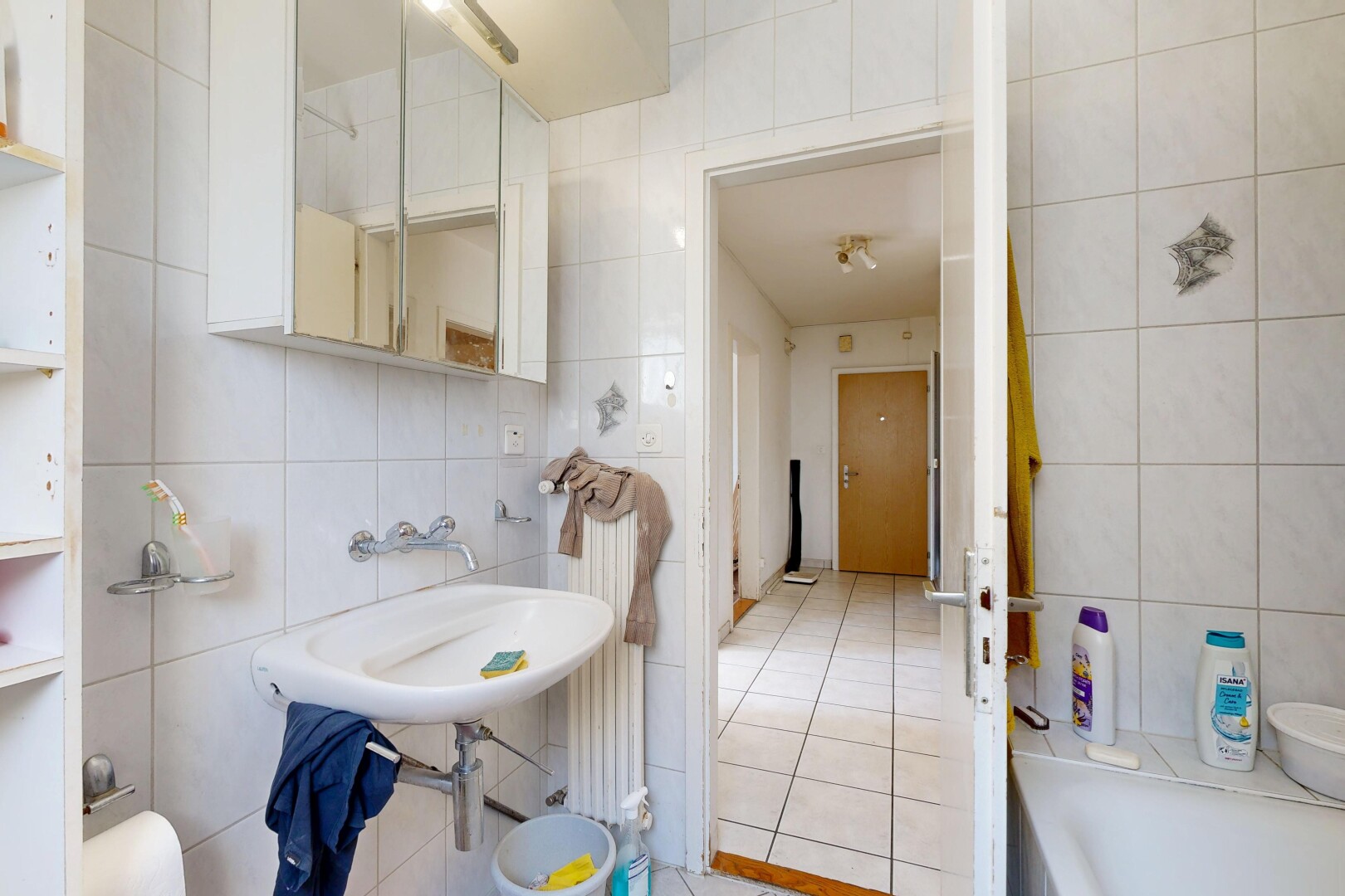 salle de bains avec mur en carrelage, tile wall, bain, miroir, et salle de bain complète