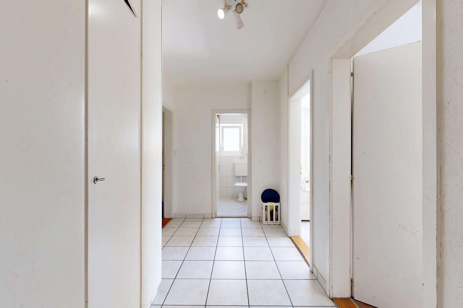 couloir avec inside property, light floor, cloison sèche, drywall, et sol en carrelage