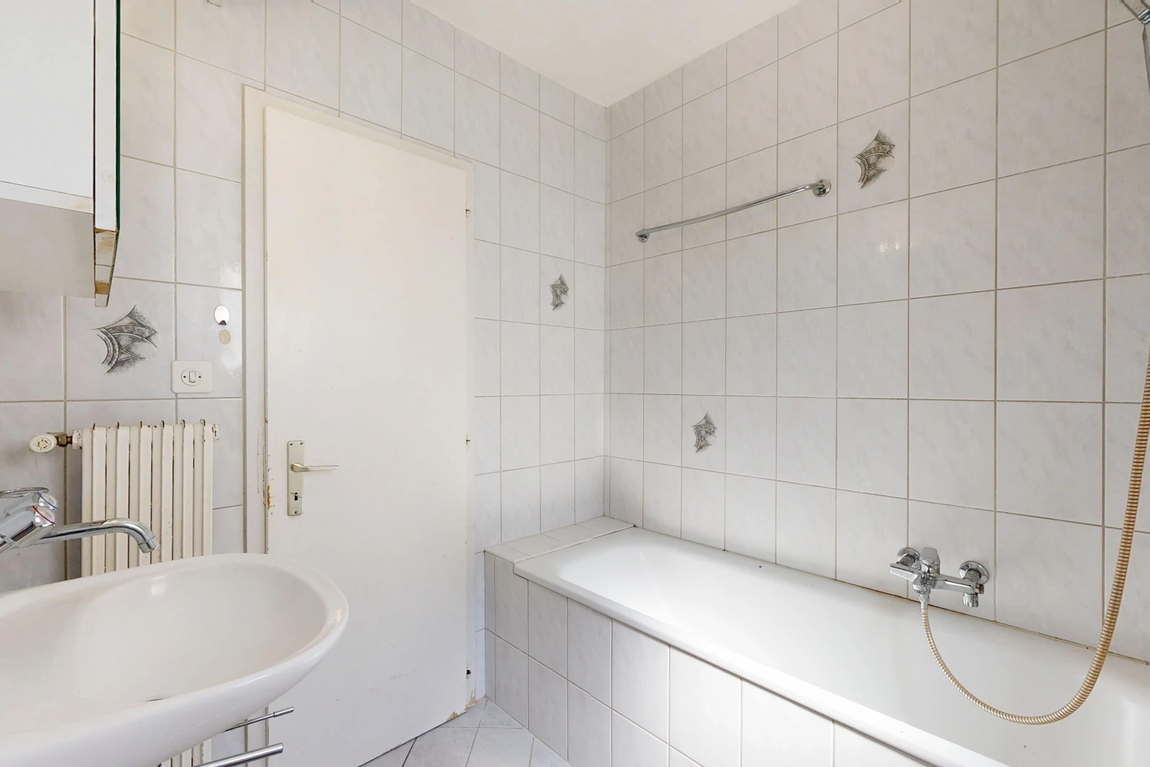 salle de bains avec mur en carrelage, tile wall, bain, salle de bain complète, et radiateur