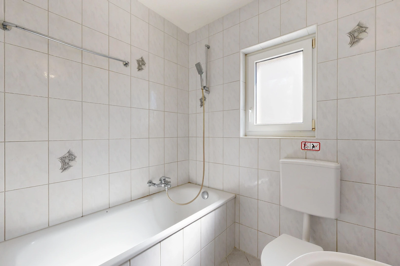 salle de bains avec salle de bain complète, mur en carrelage, tile wall, douche-bain combinés, et toilette