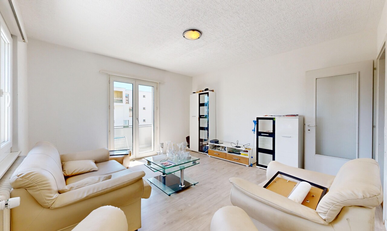 salon avec cloison sèche, drywall, lumière naturelle, natural light, et inside property