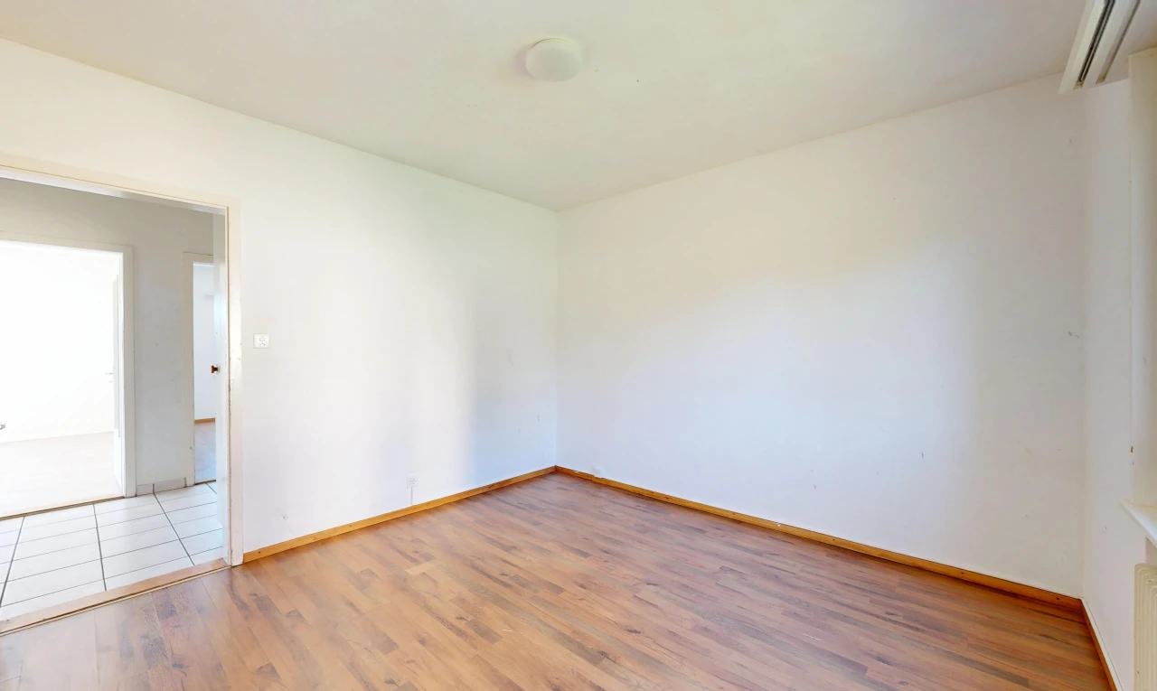 pièce vide avec drywall, cloison sèche, baseboards wall, plinthes murales, et inside property