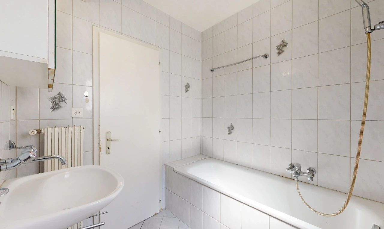 salle de bains avec mur en carrelage, tile wall, bain, salle de bain complète, et radiateur