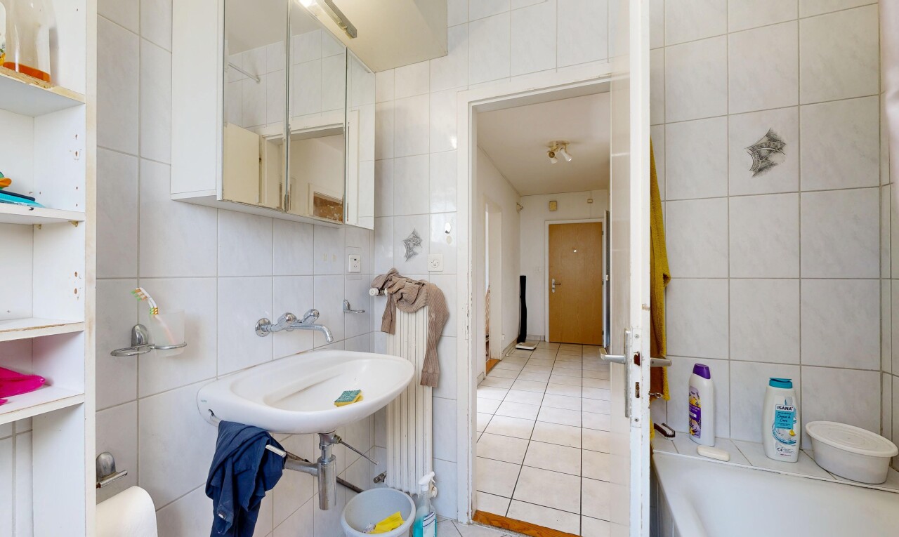 salle de bains avec mur en carrelage, tile wall, bain, miroir, et salle de bain complète