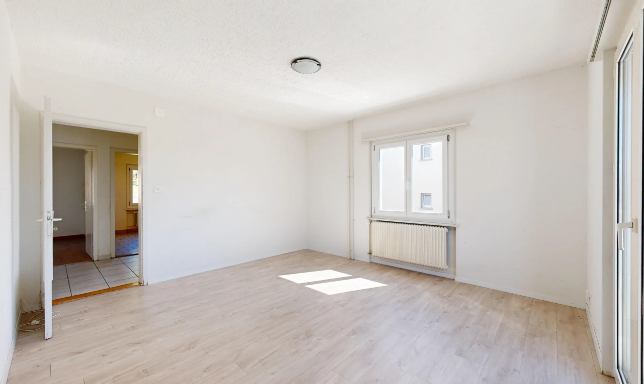 pièce vide avec radiateur, drywall, cloison sèche, inside property, et wood finish floor