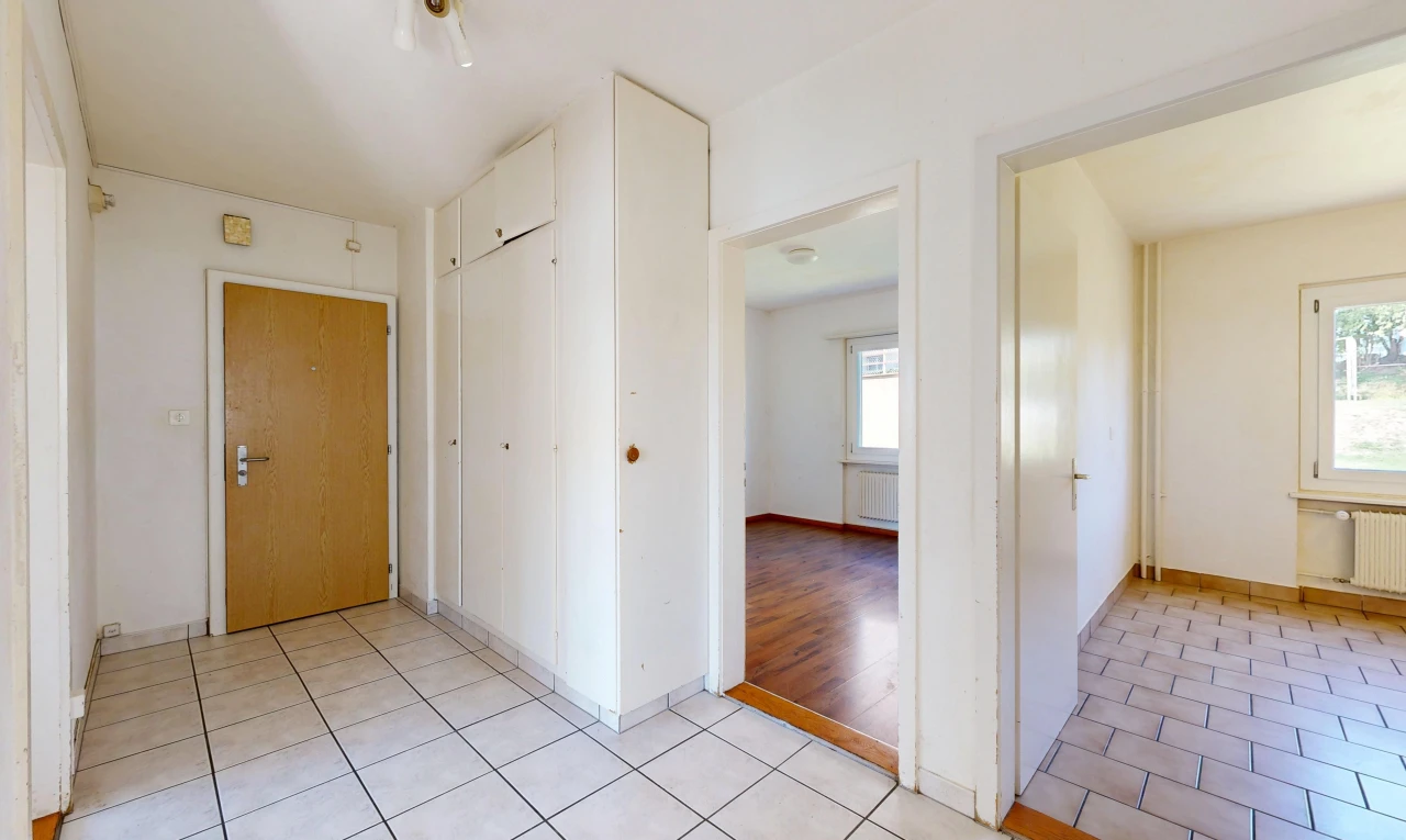 couloir avec light floor, drywall, cloison sèche, tile floor, et sol en carrelage