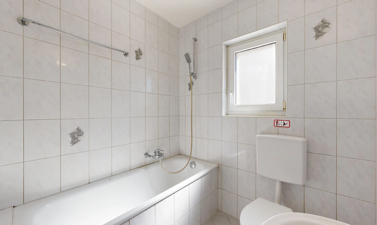 salle de bains avec salle de bain complète, mur en carrelage, tile wall, douche-bain combinés, et toilette