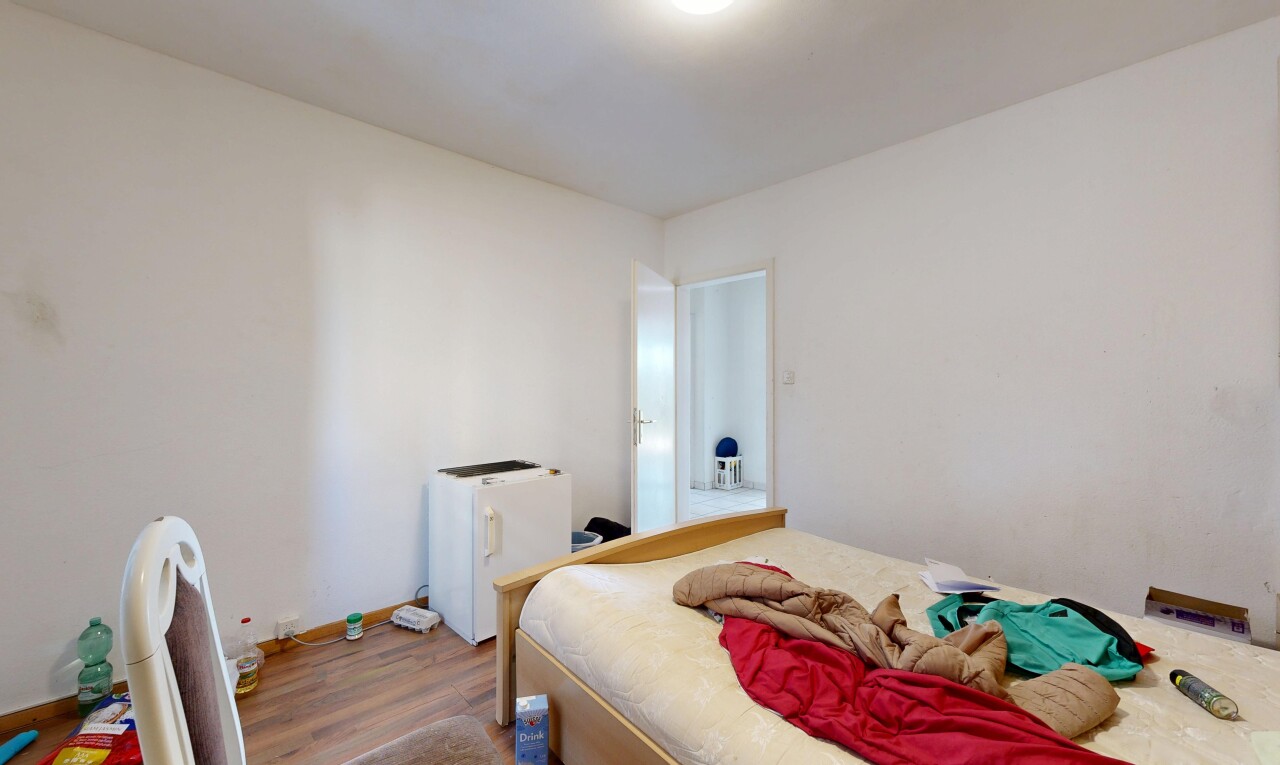 chambre avec cloison sèche, drywall, inside property, sol en finition bois, et wood finish floor