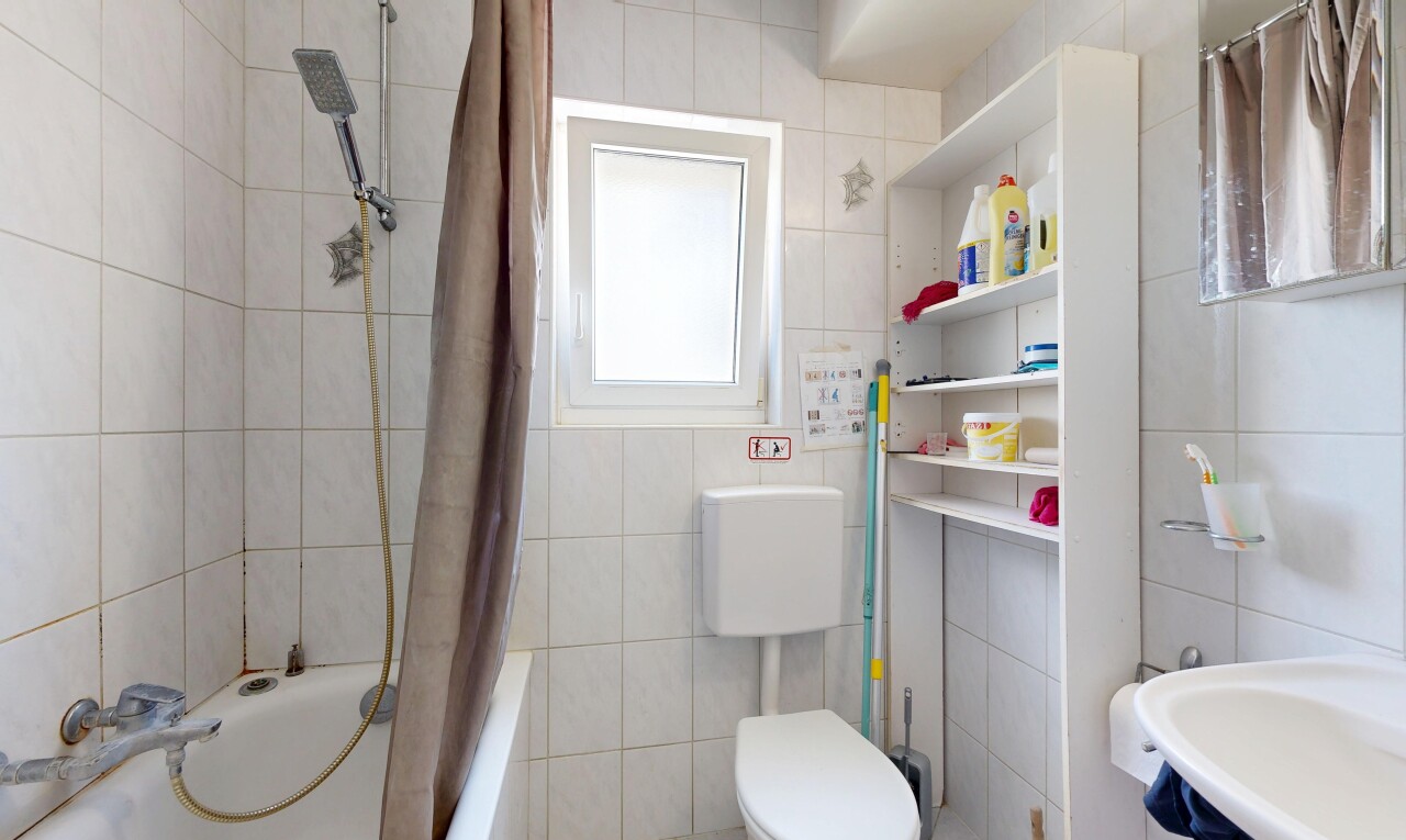 salle de bains avec mur en carrelage, tile wall, salle de bain complète, douche-bain combinés, et toilette