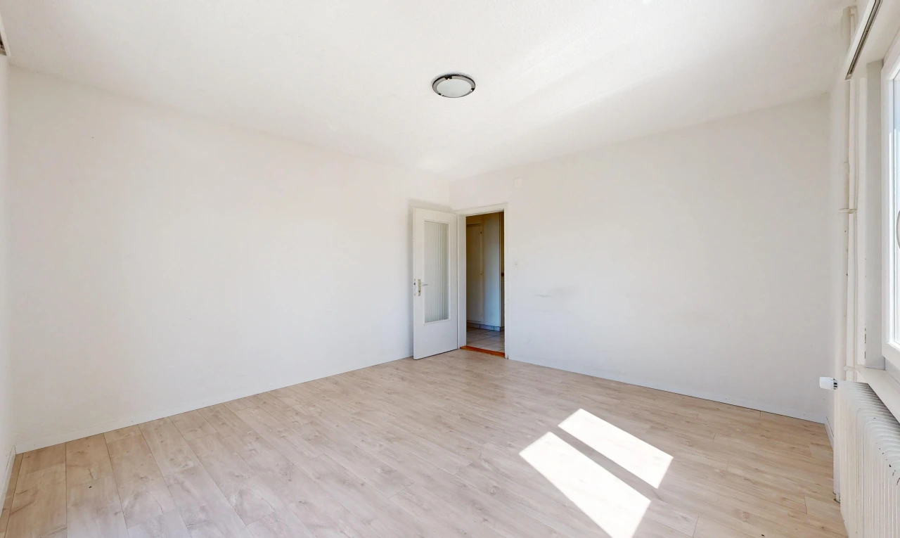 pièce vide avec drywall, cloison sèche, wood finish floor, sol en finition bois, et light floor