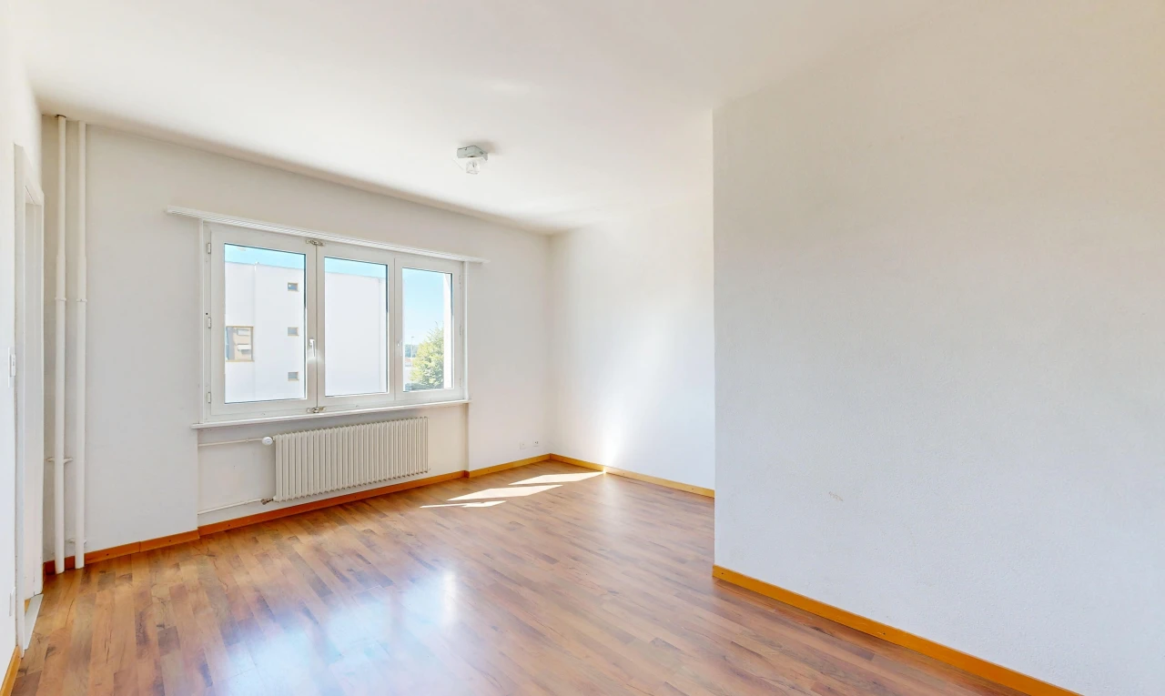 pièce vide avec radiateur, cloison sèche, drywall, plinthes murales, et baseboards wall