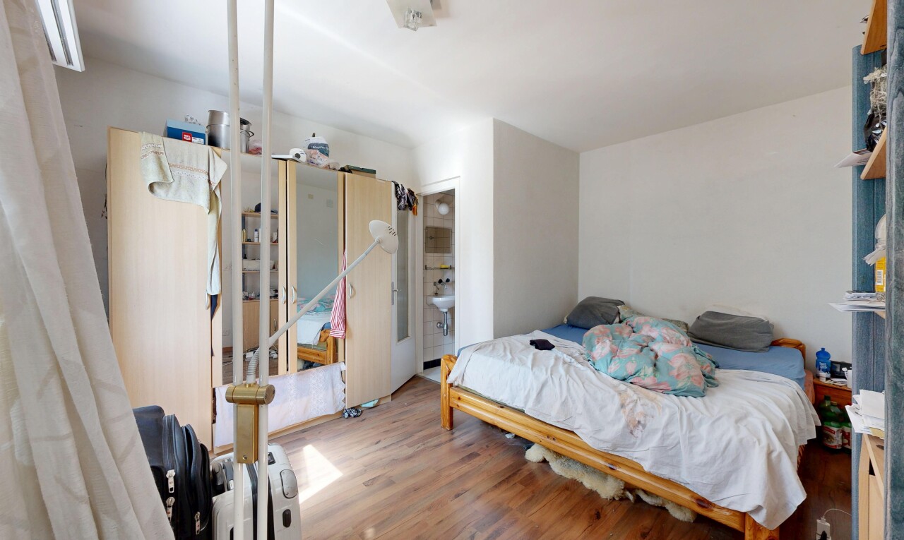 chambre avec inside property, sol en finition bois, wood finish floor, cloison sèche, et drywall