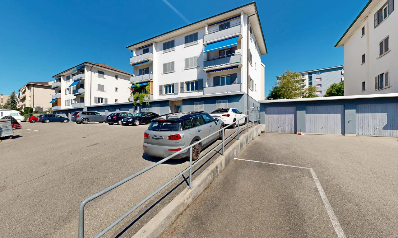 extérieur du bâtiment avec from community, vue sur le complexe d'appartements, apartment complex view, parking, et day time