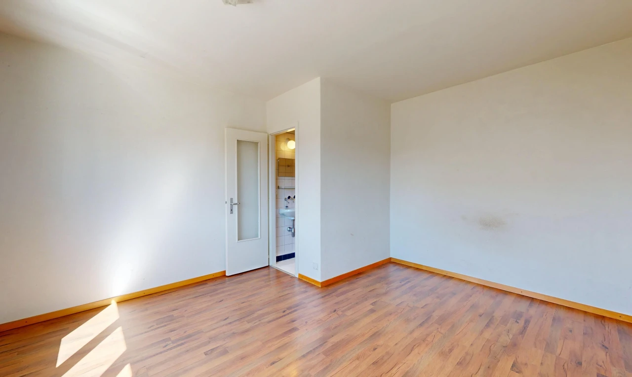 pièce vide avec drywall, cloison sèche, baseboards wall, plinthes murales, et wood finish floor