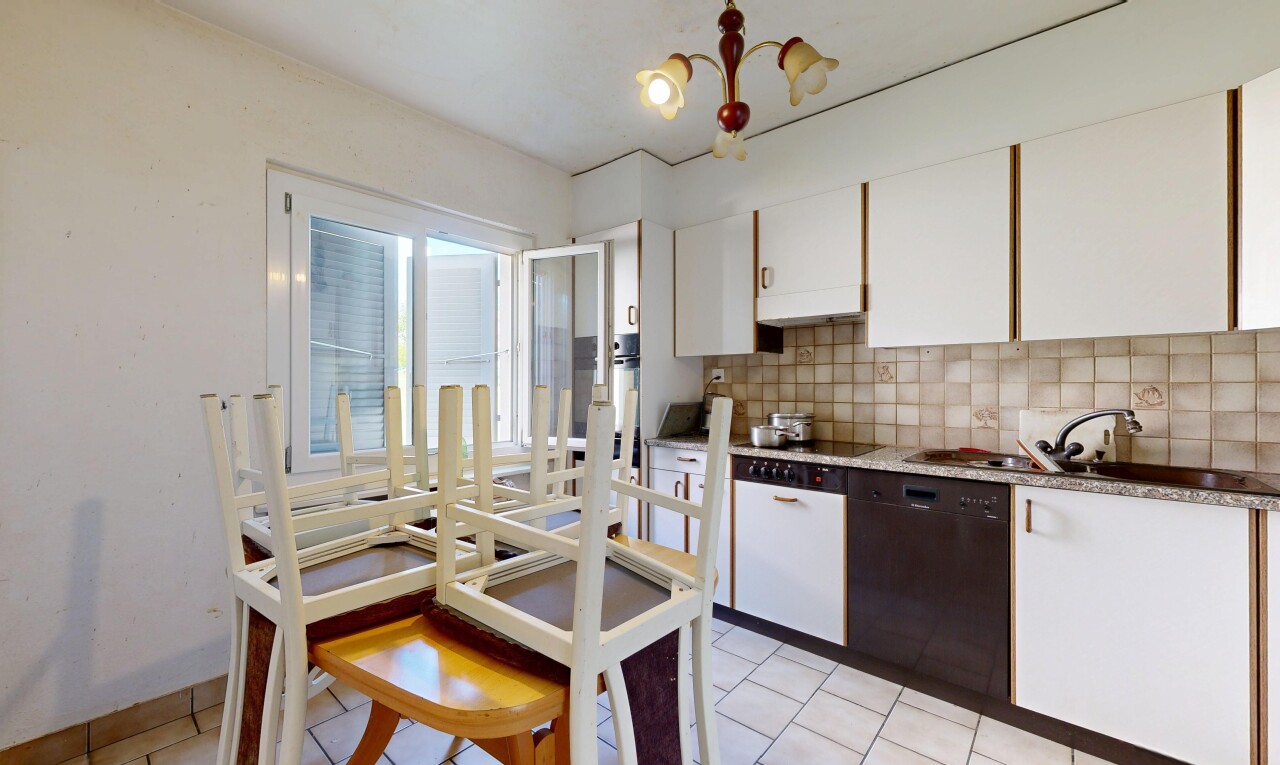 cuisine avec armoires blanches, white cabinets, two tone kitchen, light floor, et cloison sèche