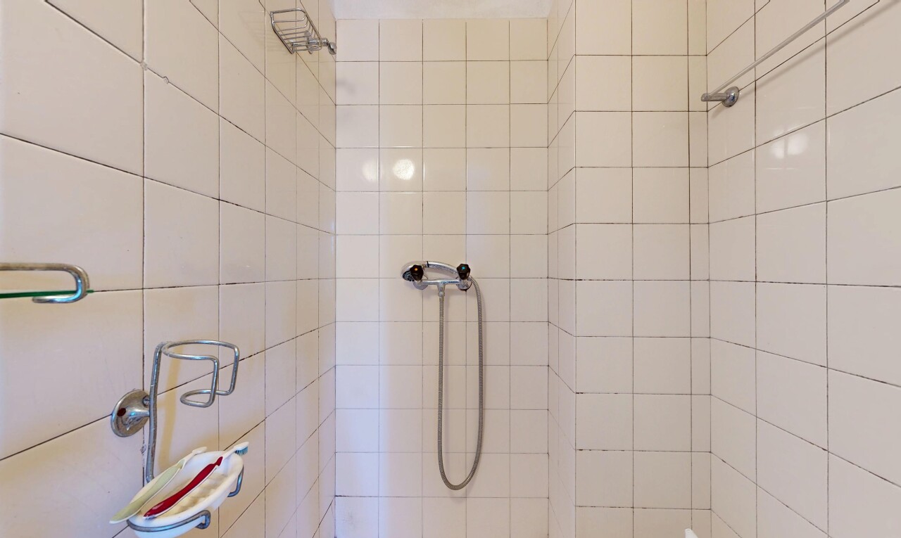 salle de bains avec douche, salle de bain complète, et inside property