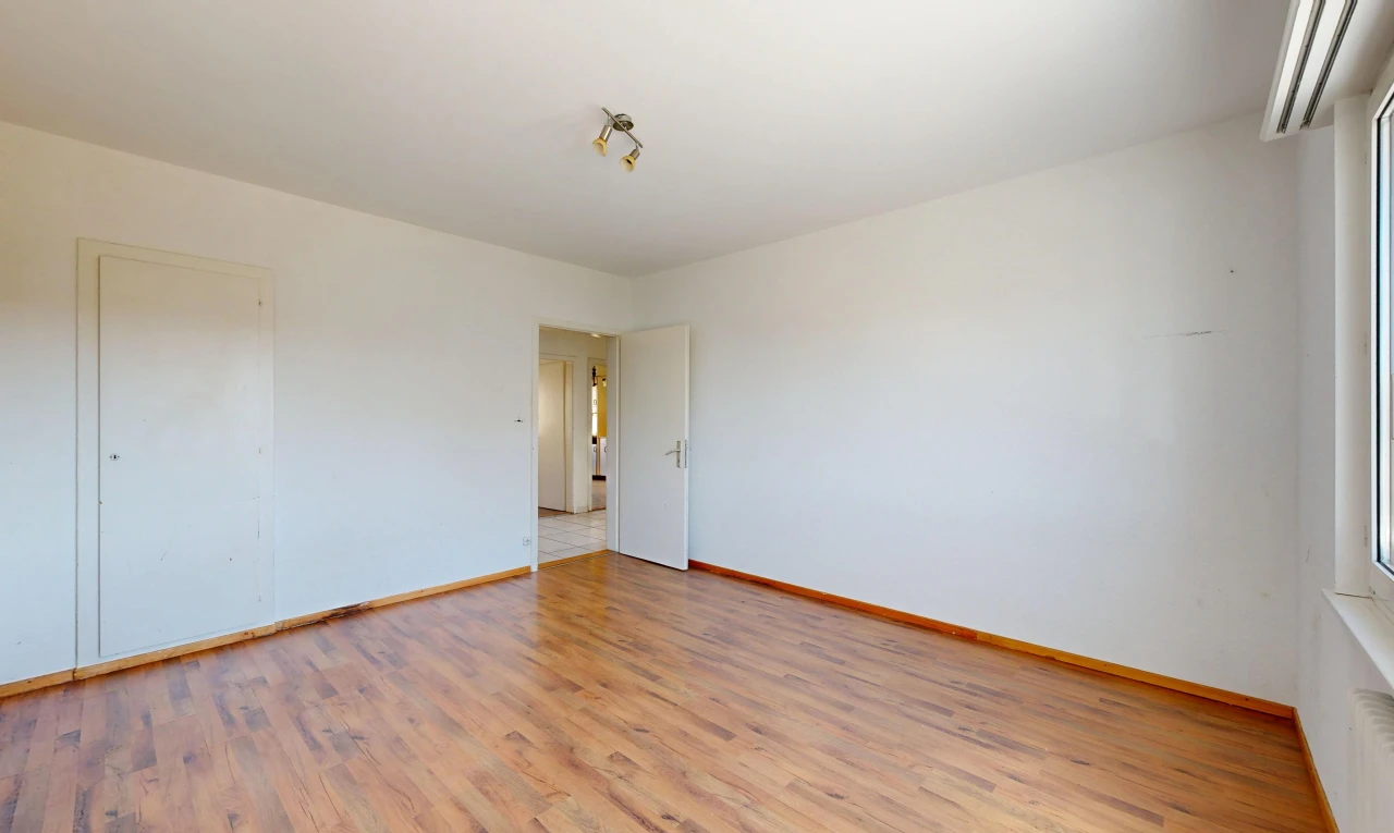 pièce vide avec drywall, cloison sèche, baseboards wall, plinthes murales, et inside property